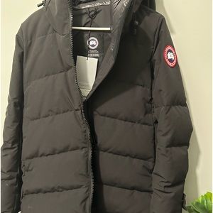Selling brand new canada goose women’s large coat !